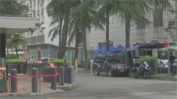 中民圍觀　美駐成都領館關閉忙打包