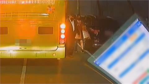 悚！公車門夾塑膠袋　婦慘遭拖行全身傷