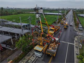 丹娜絲颱風損斷近1400支電桿！逾86萬戶曾停電　台電搶修復電近9成