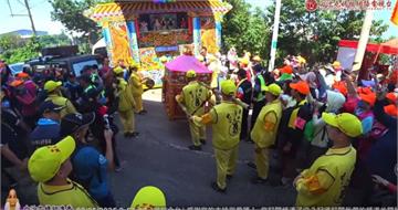粉紅超跑趕路急靠右停40秒！　信徒見媽祖「1嗜好」喊：太可愛