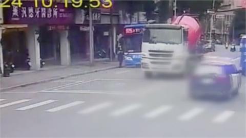 騎士擦撞公車倒地　遭水泥車輾壓搶救無效