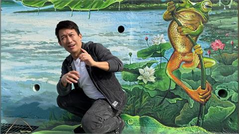 郭子乾樂當「冒牌總統」尾牙賺翻倍！神還原「激似度99%」網驚呆