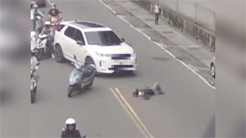 騎士疑紅闖燈不滿被按喇叭! 追一公里攔車理論「躺地抗議」