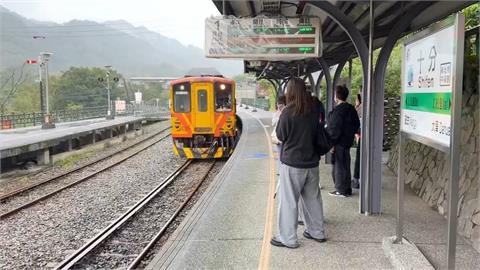 台鐵平溪線列車清晨撞上落石！「三貂嶺=十分」一度不通　現恢復正常