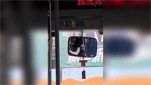 快新聞／公車司機遭怪罪「過站不停」！崩潰趴方向盤大哭：為什麼欺負我