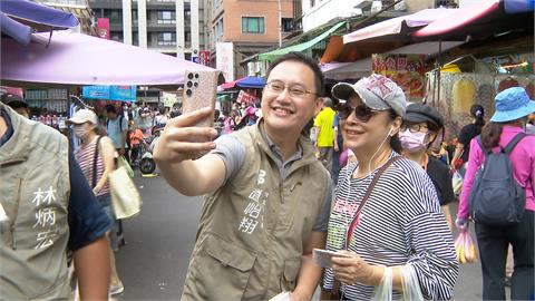 綠議員陪同「文山退葆」罷團掃市場　攤商送鳳梨祝福
