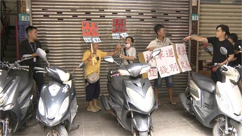 三重里長遭控欠債百萬　里辦前擺看板討債