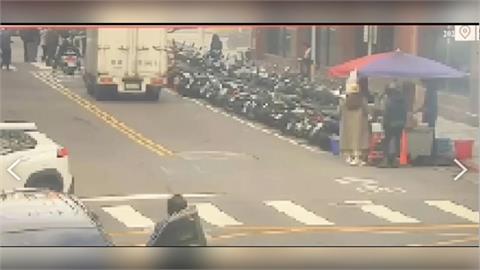 快新聞／三立採訪車衝撞彰銀！狀元糕攤險遭波及　民眾躲一劫憶：幸好附近沒瓦斯桶