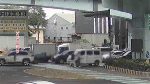 利用塞車時間互毆？　2男疑為爭道爆行車糾紛　下車釘孤枝