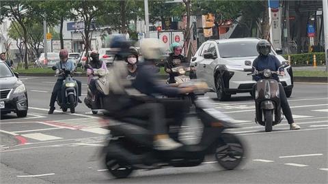 便宜行事! 機車2大人3小孩5貼上路 違規違法又危險