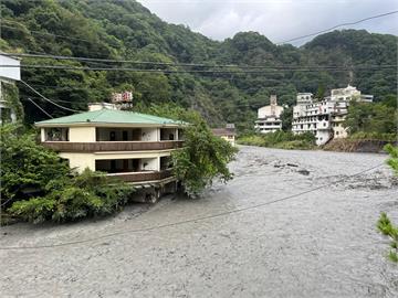 卡努重創南投共118人受困　救難人員挺進盧山溫泉搜救畫面曝