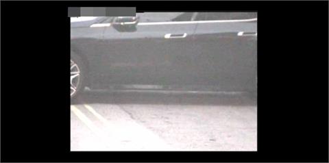 台中電動車衝破車庫鐵捲門　橫越馬路撞上騎樓機車