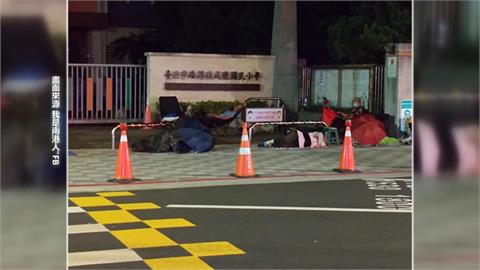 北市國小大門外大量夜排人潮　附近居民滿頭問號：在排什麼？