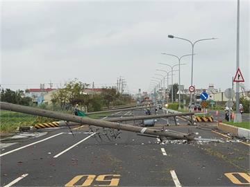 丹娜絲襲台！2454支電桿倒成骨牌陣創史上最嚴重 台電傾全國搶修人力拚嘉南復電