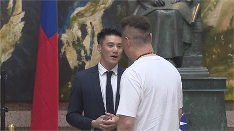 快新聞／鄭麗文追思共諜惹議！藍青年赴黨中央要求道歉被擋　畫面曝光