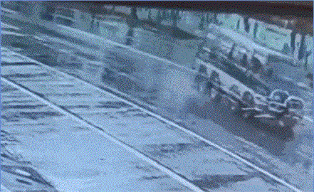 快新聞／驚悚！花蓮救護車「雨天打滑」噴飛撞對向2小貨車　慘釀1死4傷