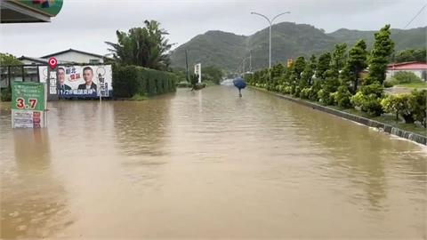 新北萬里時雨量破百！加油站「淹成孤島」　8校預防性撤離