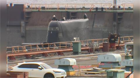 國造潛艦「海鯤號」現身碼頭測試　拚１１月交艦！軍事迷制高點搶拍