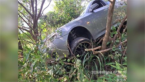 快新聞/瑞芳驚悚畫面曝光!車頭插樹林、墜邊坡 22歲男疑毒駕「下場出爐」