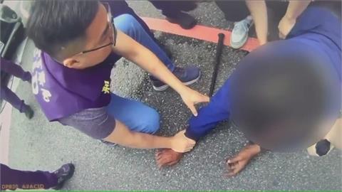 悚！苗栗男子街頭亮刀追人引恐慌　遭警壓制逮捕