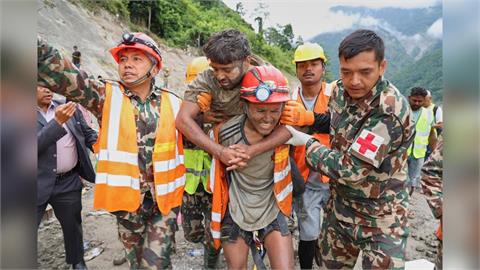 受困9天！尼泊爾2隧道工人重見天日　死亡數破1300人　逾5600人失蹤
