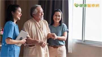 怕老人年紀大動手術撐不住?醫:「衰弱程度」也應列風險評估標準