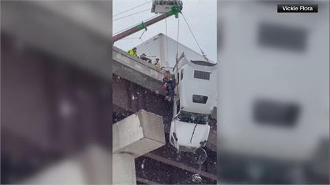 美國冬季風暴肆虐　卡車衝出橋面「車頭吊掛半空」
