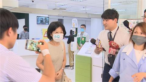 快新聞／籌錢為柯文哲交保？陳佩琪現身銀行領現金　畫面曝光