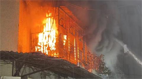 快新聞／萬華公寓暗夜惡火！屋主緊急逃生　駭人畫面曝光了