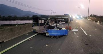 BMW超車失控撞飛貨車「斷頭式分離」　駕駛竟一度落跑