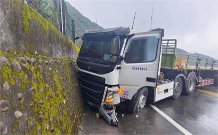 快新聞／新北瑞芳台2線「大卡車自撞山壁」電纜掉一地　雙向交通一度中斷