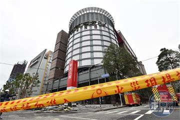 台中新光三越氣爆後首度開放！　324名員工陸續進入取物