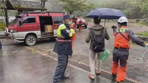 明池派出所長坐鎮守護遊客　安撫情緒協助脫困下山