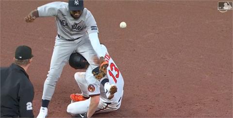 MLB(影)／他直接被「騎到頭上」超火！洋基金鶯板凳清空場面一觸即發
