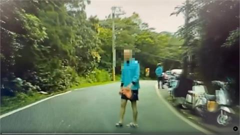玩命？男子肉身擋車衝路中央　竟是因為「這原因」