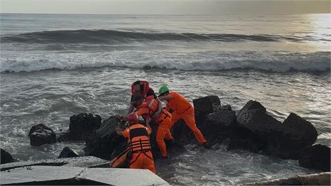快新聞／遭大浪捲走！男子趴「黃金海岸方舟」消波塊呼救　救援人員跳海急救人
