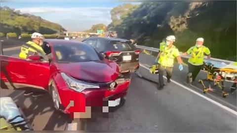 最新/國3「2大貨車+3轎車」撞成一團!孕婦急送醫