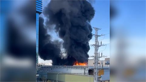 最新／黑煙直竄天際！高雄塑膠工廠「加熱爐爆炸」　驚悚畫面曝光