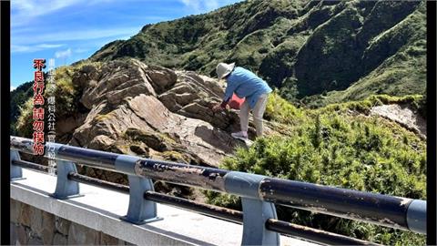 武嶺遊客多引亂象！　阿姨翻欄杆「拍美照」險象環生