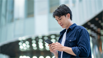 25歲男被診斷青光眼！ 一旦罹病「恐永久視力喪失」 醫坦言：滑手機是原因之一