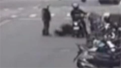 逆向不滿被警開單！　阿伯「推警車」槓警狂嗆：給你開單啊