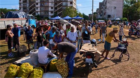 拒台護照入境「龍蝦出口腰斬」下場慘！川普又砍1大刀「這國」經濟崩跌現況曝