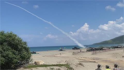 九鵬實彈射擊　雷霆2000火箭殉燃炸毀發射車