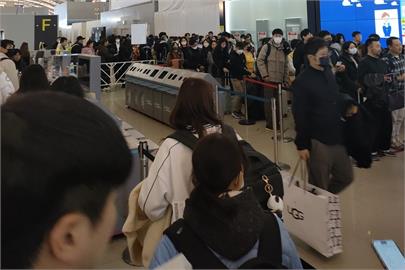 遊日注意！大阪關西機場人潮塞爆　捷星罷工、航班取消