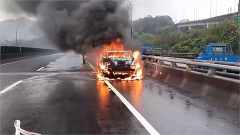 賓士保養才3天　開上快速道路竟火燒車剩骨架