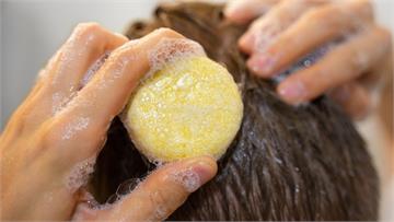 社群瘋用「洗髮餅」洗頭！ 2特點竟完勝洗髮精？ 專家：不建議這族群使用