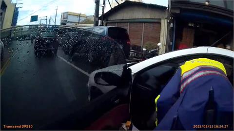 男昏迷車內「留一塊雞排」　巡邏警查違停意外救人