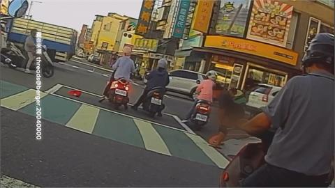 好糗! 高雄騎士停車撿帽子 走到一半"褲子也掉了"