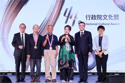 第44屆行政院文化獎 吳晟、傅明光、楊麗花獲頒文化獎章