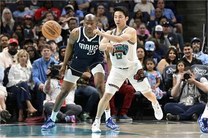 NBA(影)/河村勇輝這樣傳球也行!背後傳球超神讓隊友快攻灌籃送出漂亮助攻